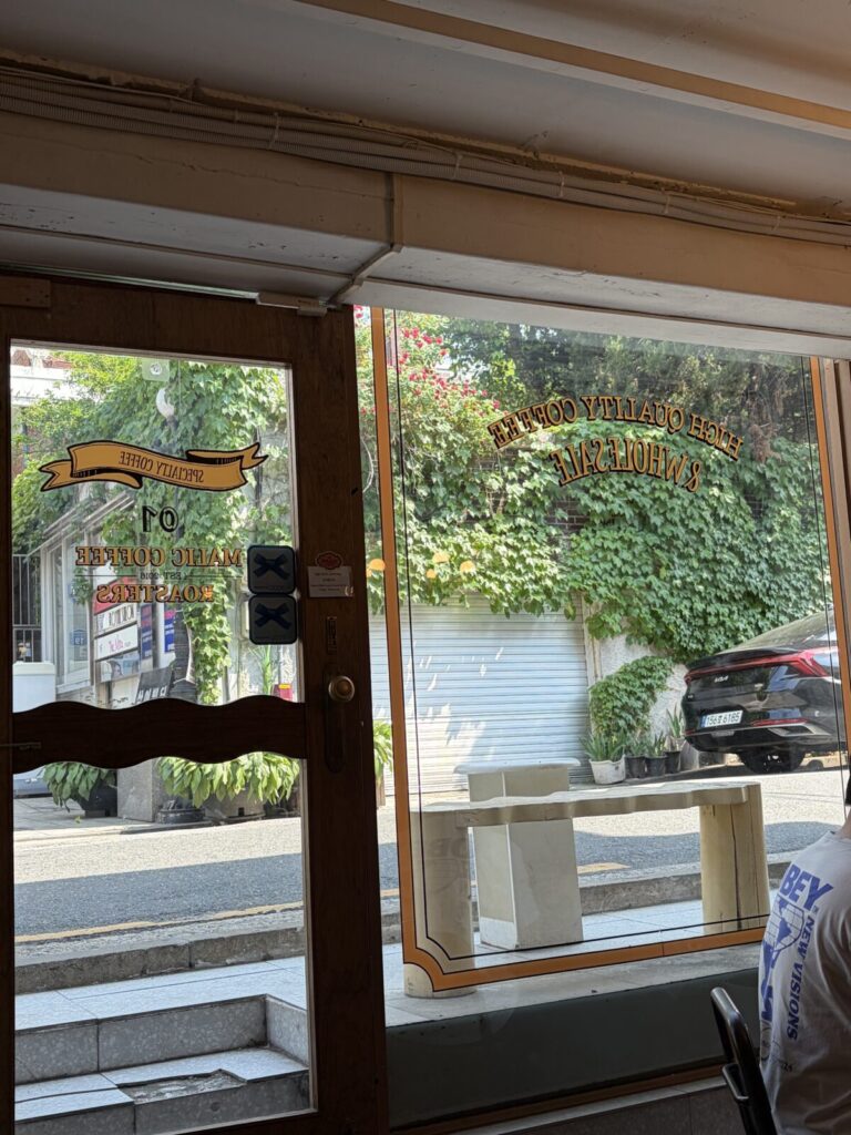Cozy Hidden Café in Hongdae, Seoul | Malic Coffee hongdae cozy cafe vibes
