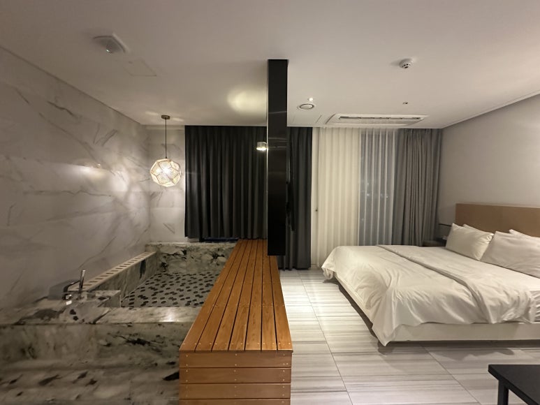 Affordable Hotel Near Banghak Station: Hotel Bay 204 Review Large marble bathtub in Suite A