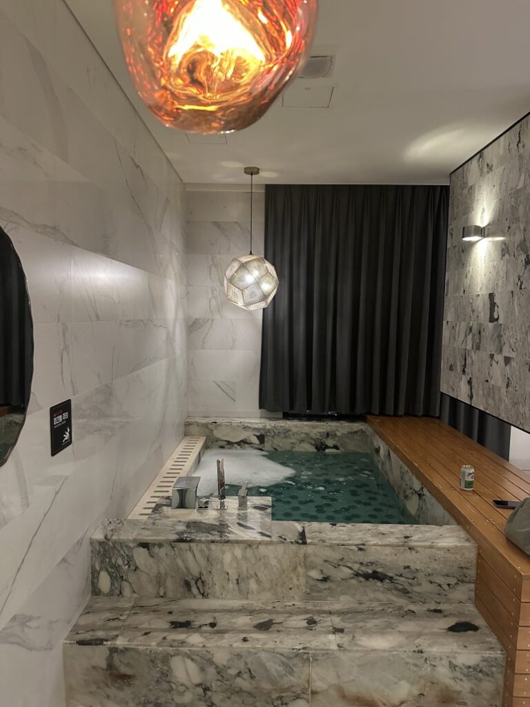 Affordable Hotel Near Banghak Station: Hotel Bay 204 Review Suite A bathtub with bath bombs